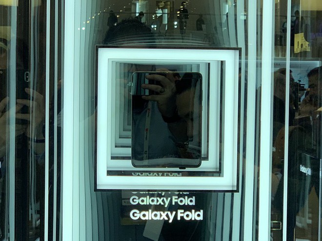 Xem loạt ảnh sau bạn mới thấy chụp ảnh Galaxy Fold và Mate X tại MWC 2019 khổ sở như thế nào - Ảnh 14.