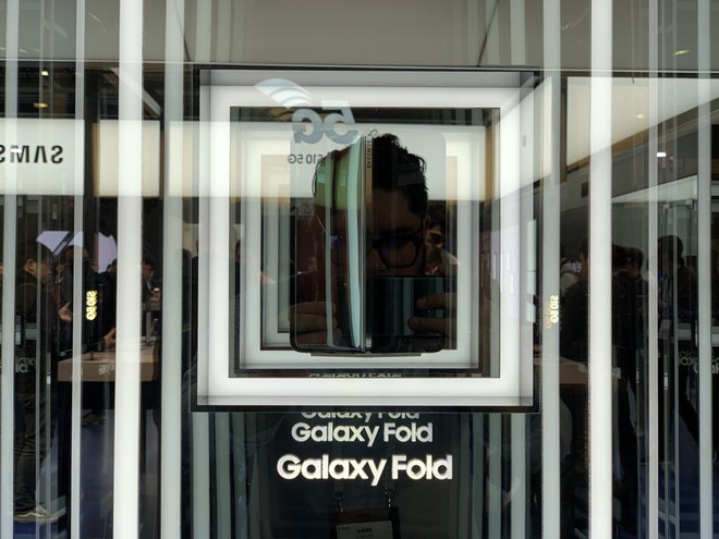 Xem loạt ảnh sau bạn mới thấy chụp ảnh Galaxy Fold và Mate X tại MWC 2019 khổ sở như thế nào - Ảnh 13.