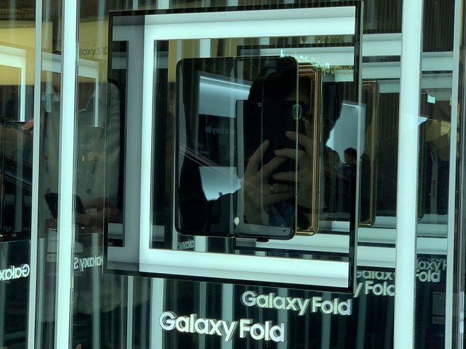 Xem loạt ảnh sau bạn mới thấy chụp ảnh Galaxy Fold và Mate X tại MWC 2019 khổ sở như thế nào - Ảnh 15.