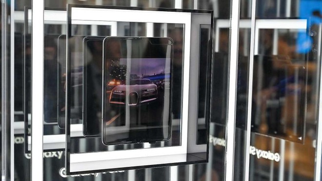 [MWC 2019] Samsung biến Galaxy Fold thành tàng hình để che nếp gấp màn hình - Ảnh 2.