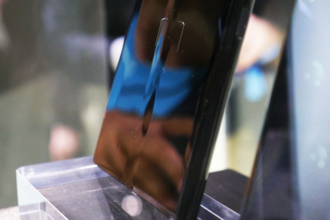Màn hình gập của Samsung Galaxy Fold cũng xuất hiện nếp gấp - Ảnh 3.