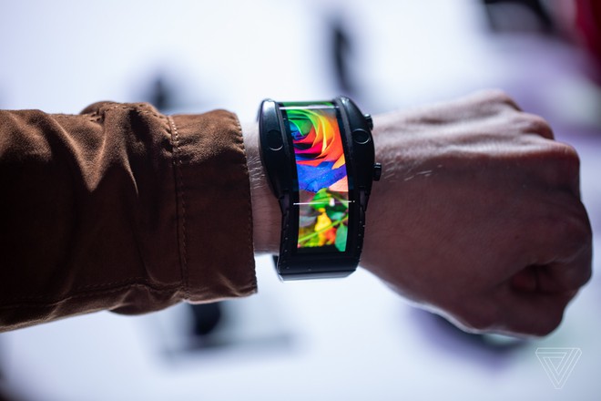 [MWC 2019] Nubia ra mắt smartphone màn hình gập có thể biến thành smartwatch, giá từ 12 triệu đồng - Ảnh 1.