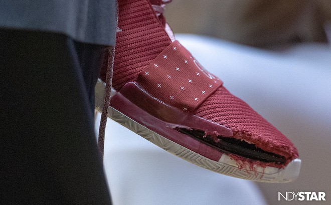 Sau Nike, đôi giày 140 USD của adidas cũng bị nổ toạc tại Giải bóng rổ đại học Mỹ - Ảnh 2.