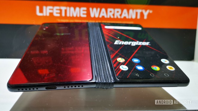 [MWC 2019] Không chỉ có điện thoại pin 18.000mAh, Energizer còn mang đến chiếc điện thoại màn hình gập rẻ nhất hiện nay - Ảnh 2.