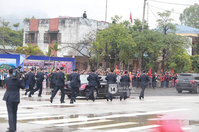 Đội vệ sĩ chạy theo xe chủ tịch Kim Jong-un: Gia thế khủng, lá chắn sống của người đứng đầu Triều Tiên - Ảnh 1.