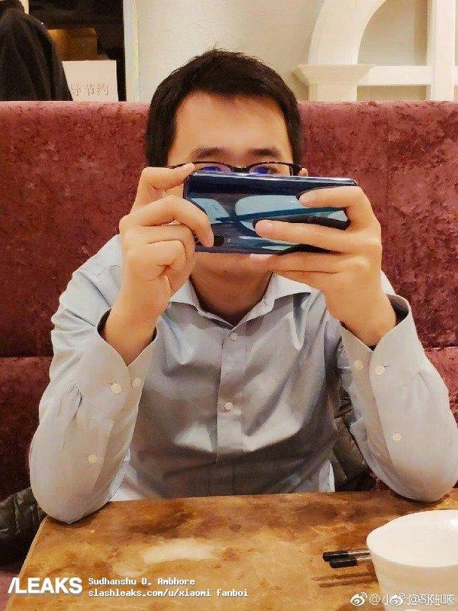 Xiaomi Mi 9 lộ diện ngoài đời thực, có cụm camera sau 3 ống kính - Ảnh 1.