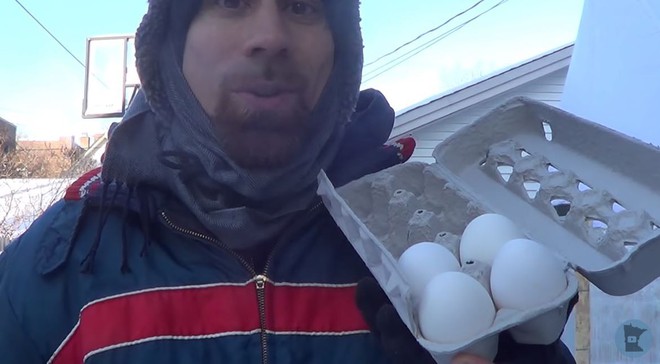 Ngắm nhìn trứng đông cứng chỉ sau vài giây dưới thời tiết giá lạnh của vùng Minnesota - Ảnh 1.