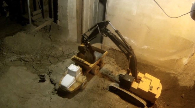 Xem YouTuber này đào tầng hầm chỉ bằng máy xúc và xe tải đồ chơi - Ảnh 1.