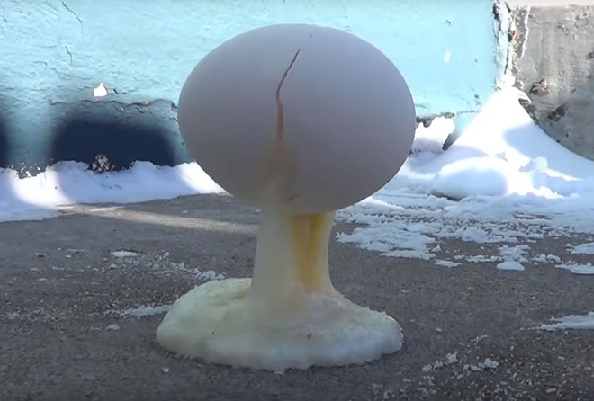 Ngắm nhìn trứng đông cứng chỉ sau vài giây dưới thời tiết giá lạnh của vùng Minnesota - Ảnh 2.
