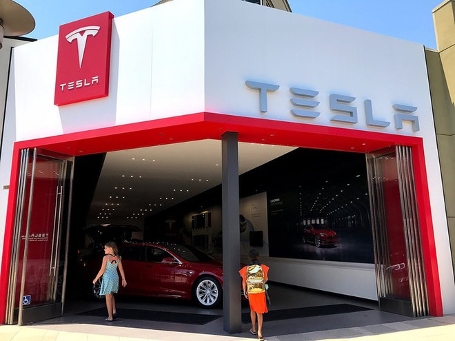 Để cắt giảm chi phí, Tesla sẽ đóng cửa phần lớn cửa hàng và chỉ bán xe online - Ảnh 1.