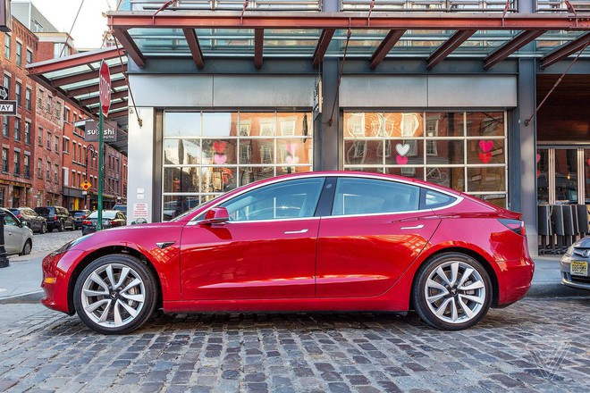 Cuối cùng thì Tesla cũng bắt đầu bán ra chiếc Model 3 có giá rẻ nhất mà tất cả đều mong đợi - Ảnh 1.