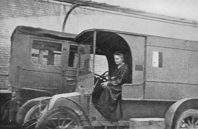 Đọc cuối tuần: Marie Curie và những người phụ nữ chở tia X vào Thế chiến thứ nhất - Ảnh 1.