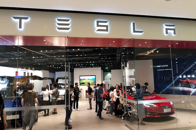 Tesla bất ngờ đổi ý, sẽ không đóng cửa các showroom nhưng tăng giá bán xe thêm 3% trên toàn cầu - Ảnh 1.
