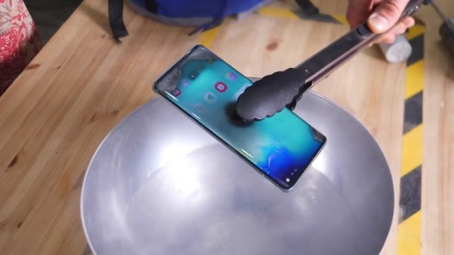 Thử nghiệm khắc nghiệt: Ngâm Galaxy S10 dưới nước ở độ sâu 1m5, đun sôi và đóng băng trong nitơ lỏng - Ảnh 8.