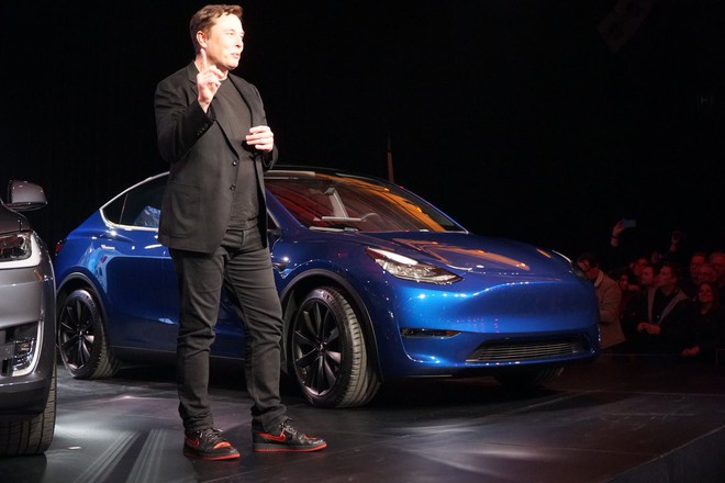 Trên sân khấu ra mắt xe, Elon Musk giơ chân khoe đôi sneaker da trăn được thiết kế riêng - Ảnh 4.
