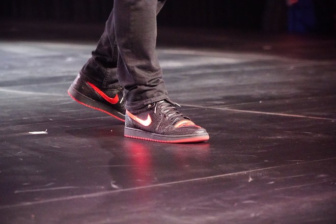 Trên sân khấu ra mắt xe, Elon Musk giơ chân khoe đôi sneaker da trăn được thiết kế riêng - Ảnh 5.