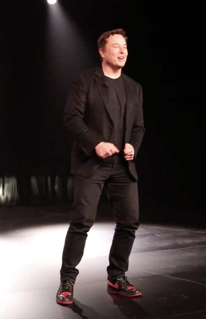 Trên sân khấu ra mắt xe, Elon Musk giơ chân khoe đôi sneaker da trăn được thiết kế riêng - Ảnh 7.