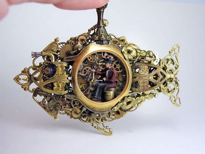 Nghệ sĩ này đem cả thế giới tí hon vào những chiếc đồng hồ cũ hỏng, kết quả ngoài cả sức tưởng tượng! - Ảnh 3.