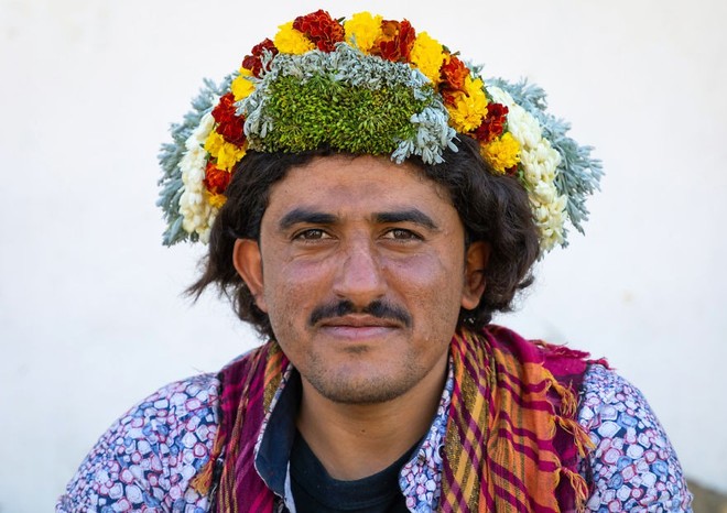 Tưởng chỉ có sa mạc, Saudi Arabia còn là xứ sở của 2000 loại thảo mộc, đàn ông thích đội hoa để làm đẹp và chữa bệnh - Ảnh 2.
