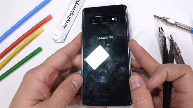 Cảm biến vân tay siêu âm của Galaxy S10 ngưng hoạt động khi màn hình bị xước nặng hoặc vỡ, nhưng xước nhẹ thì không sao - Ảnh 4.