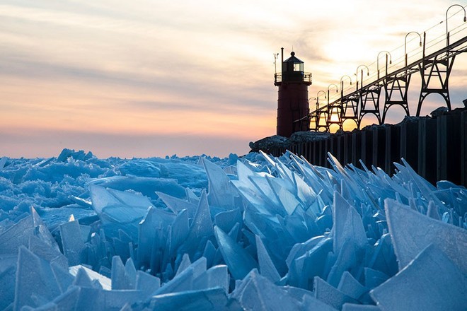 Mặt hồ đóng băng vỡ thành hàng triệu mảnh, dân mạng băn khoăn: Frozen đời thực hay gì? - Ảnh 1.