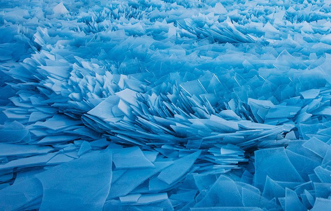 Mặt hồ đóng băng vỡ thành hàng triệu mảnh, dân mạng băn khoăn: Frozen đời thực hay gì? - Ảnh 2.