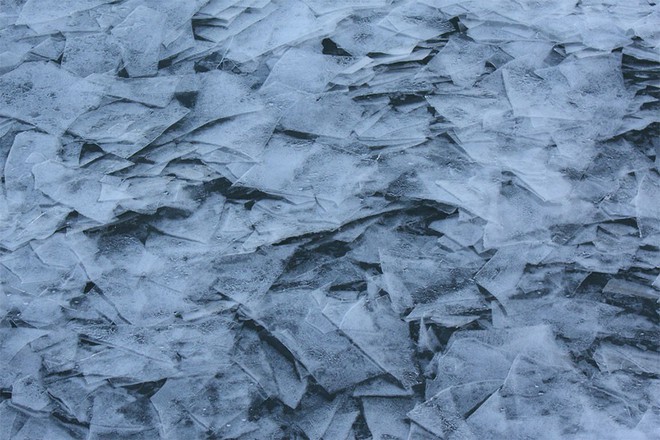 Mặt hồ đóng băng vỡ thành hàng triệu mảnh, dân mạng băn khoăn: Frozen đời thực hay gì? - Ảnh 11.
