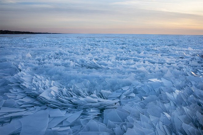 Mặt hồ đóng băng vỡ thành hàng triệu mảnh, dân mạng băn khoăn: Frozen đời thực hay gì? - Ảnh 4.