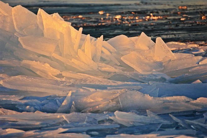 Mặt hồ đóng băng vỡ thành hàng triệu mảnh, dân mạng băn khoăn: Frozen đời thực hay gì? - Ảnh 8.