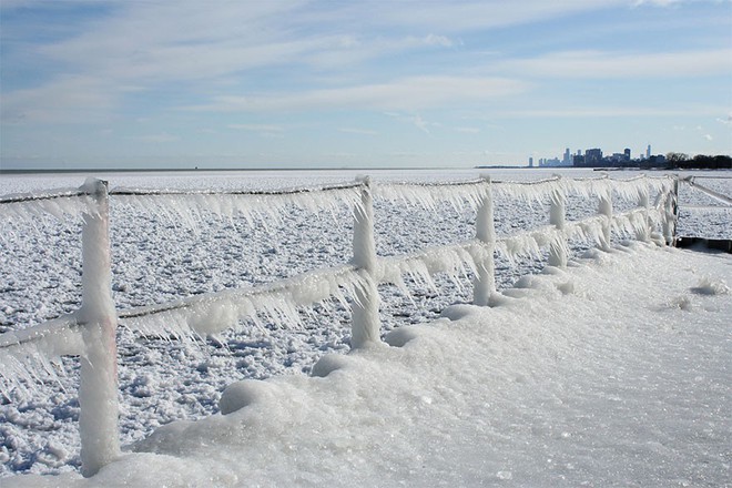Mặt hồ đóng băng vỡ thành hàng triệu mảnh, dân mạng băn khoăn: Frozen đời thực hay gì? - Ảnh 10.