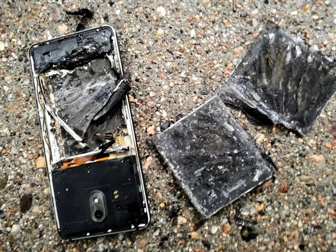 Điện thoại Nokia bất ngờ phát nổ khiến người dùng bị bỏng - Ảnh 3.