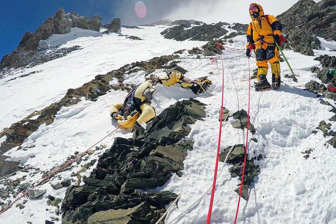 Không chỉ xác người trên Everest, băng tan còn khiến thế giới phải đối mặt với một hiểm họa đáng sợ hơn thế - Ảnh 1.