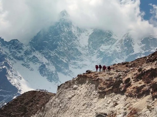 Không chỉ xác người trên Everest, băng tan còn khiến thế giới phải đối mặt với một hiểm họa đáng sợ hơn thế - Ảnh 2.
