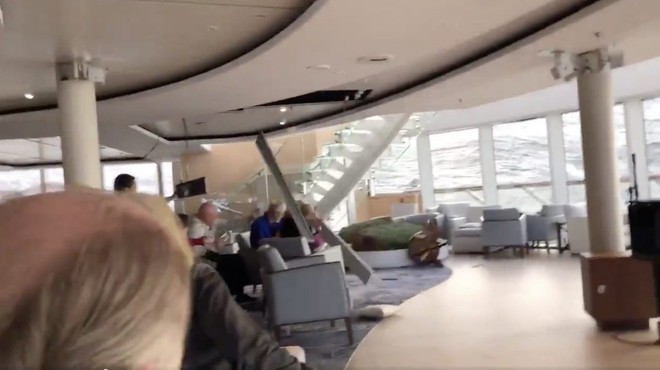 Video ghi lại khoảnh khắc kinh hoàng khi tàu du lịch chở hơn 1300 khách du lịch gặp bão ở Na Uy - Ảnh 2.