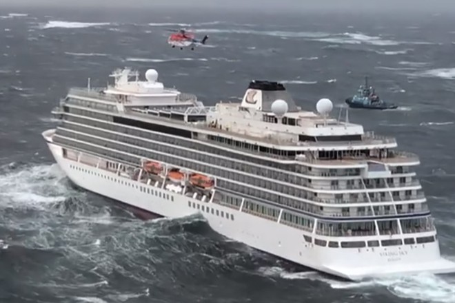 Video ghi lại khoảnh khắc kinh hoàng khi tàu du lịch chở hơn 1300 khách du lịch gặp bão ở Na Uy - Ảnh 4.