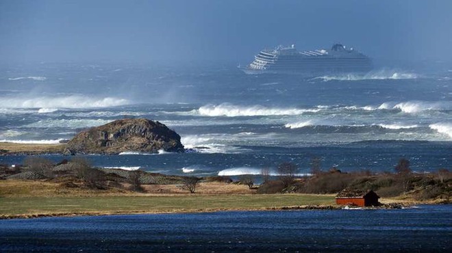 Video ghi lại khoảnh khắc kinh hoàng khi tàu du lịch chở hơn 1300 khách du lịch gặp bão ở Na Uy - Ảnh 1.