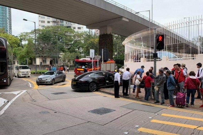 Xe Tesla hóa sao xẹt sau khi va chạm với Mercedes-Benz rồi tông trúng 3 người ở Hồng Kông - Ảnh 1.