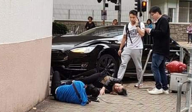 Xe Tesla hóa sao xẹt sau khi va chạm với Mercedes-Benz rồi tông trúng 3 người ở Hồng Kông - Ảnh 2.