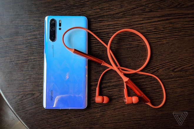 Huawei ra mắt tai nghe không dây FreeLace: ghép nối và sạc bằng cách cắm vào... điện thoại - Ảnh 2.