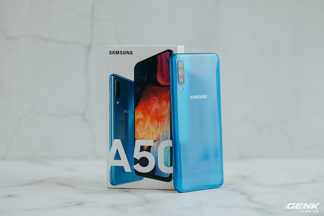 Mở hộp Galaxy A50: Màn hình Infinity-U, cảm biến vân tay trên màn hình dạng quang học, 3 camera và pin 4000mAh - Ảnh 1.