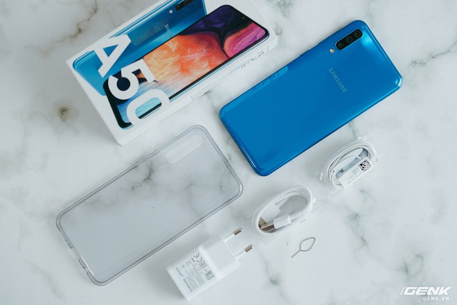 Mở hộp Galaxy A50: Màn hình Infinity-U, cảm biến vân tay trên màn hình dạng quang học, 3 camera và pin 4000mAh - Ảnh 2.