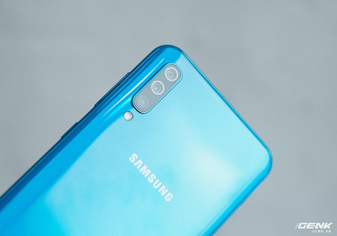 Mở hộp Galaxy A50: Màn hình Infinity-U, cảm biến vân tay trên màn hình dạng quang học, 3 camera và pin 4000mAh - Ảnh 9.