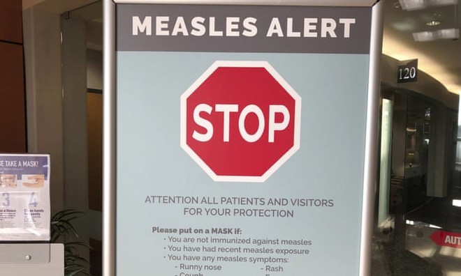Quận ngoại ô New York cấm tất cả trẻ em chưa tiêm vaccine đến trường học, nhà thờ và trung tâm mua sắm - Ảnh 1.