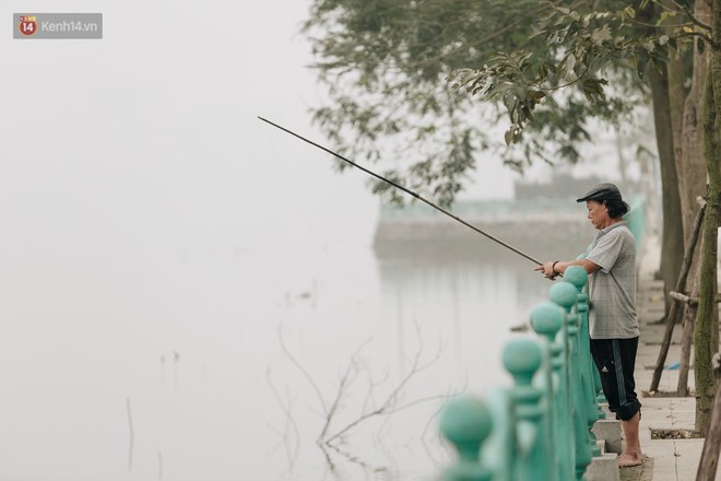 Hà Nội ngập trong sương bụi mù mịt bao phủ tầm nhìn: Tình trạng ô nhiễm không khí đáng báo động! - Ảnh 15.