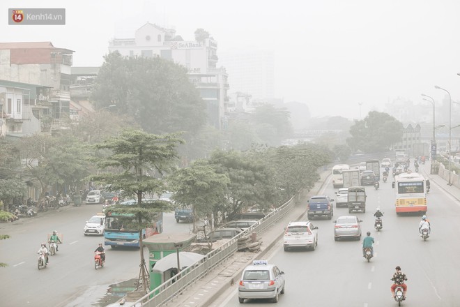 Hà Nội ngập trong sương bụi mù mịt bao phủ tầm nhìn: Tình trạng ô nhiễm không khí đáng báo động! - Ảnh 16.
