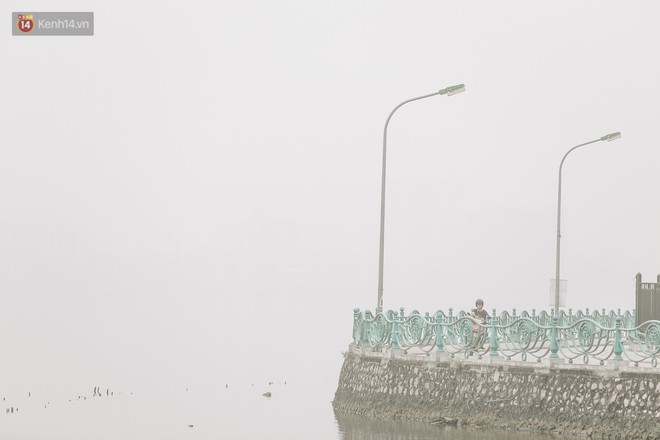 Hà Nội ngập trong sương bụi mù mịt bao phủ tầm nhìn: Tình trạng ô nhiễm không khí đáng báo động! - Ảnh 17.