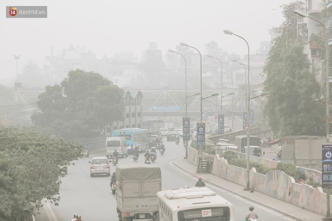Hà Nội ngập trong sương bụi mù mịt bao phủ tầm nhìn: Tình trạng ô nhiễm không khí đáng báo động! - Ảnh 18.