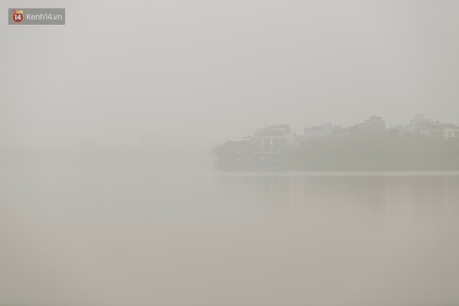 Hà Nội ngập trong sương bụi mù mịt bao phủ tầm nhìn: Tình trạng ô nhiễm không khí đáng báo động! - Ảnh 19.