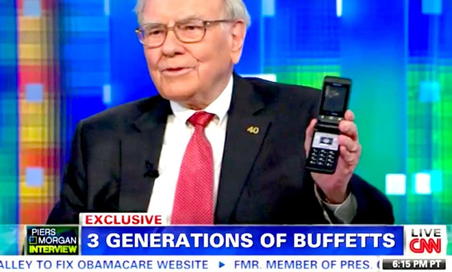Sở hữu đến 45 tỷ USD cổ phiếu Apple, nhưng Warren Buffett lại đang dùng chiếc Samsung 20 USD thay vì iPhone - Ảnh 2.