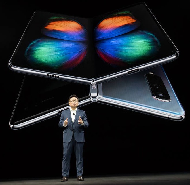 Báo cáo cho biết Samsung đang gửi mẫu màn hình gập cho Apple và Google - Ảnh 1.